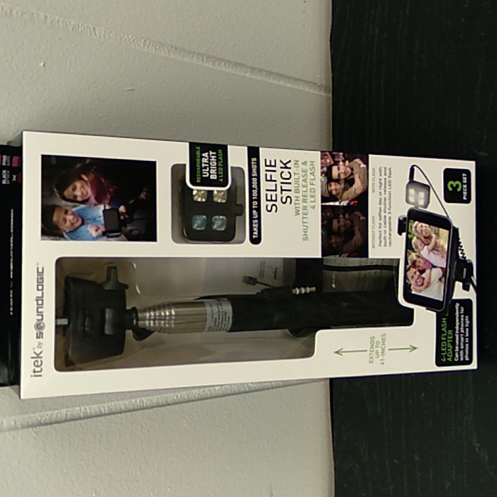 NIB SELFIE STICK WITH BUILT-IN SHUTTER RELEASE
